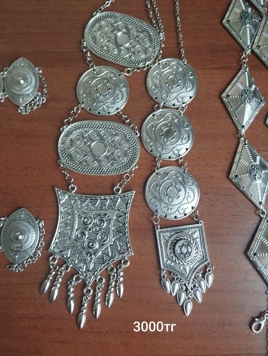 Серьги 1000, ремень -3500, ожерелье 3000.