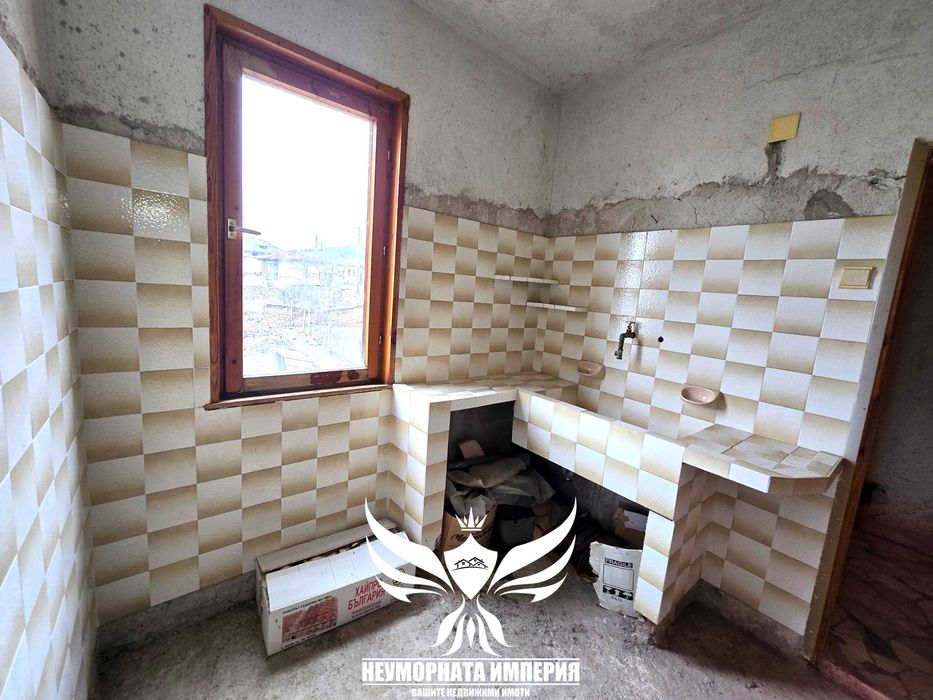 Продавам тристаен апартамент 128кв. с гараж, таван и изба в гр.Хисаря