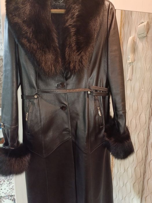 Продам кожаное пальто ,цвет чёрный