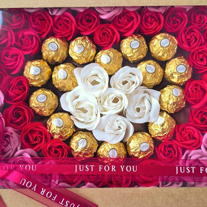 Луксозен подарък от сапунени цветя и бонбони, св.Валентин, Рожден ден