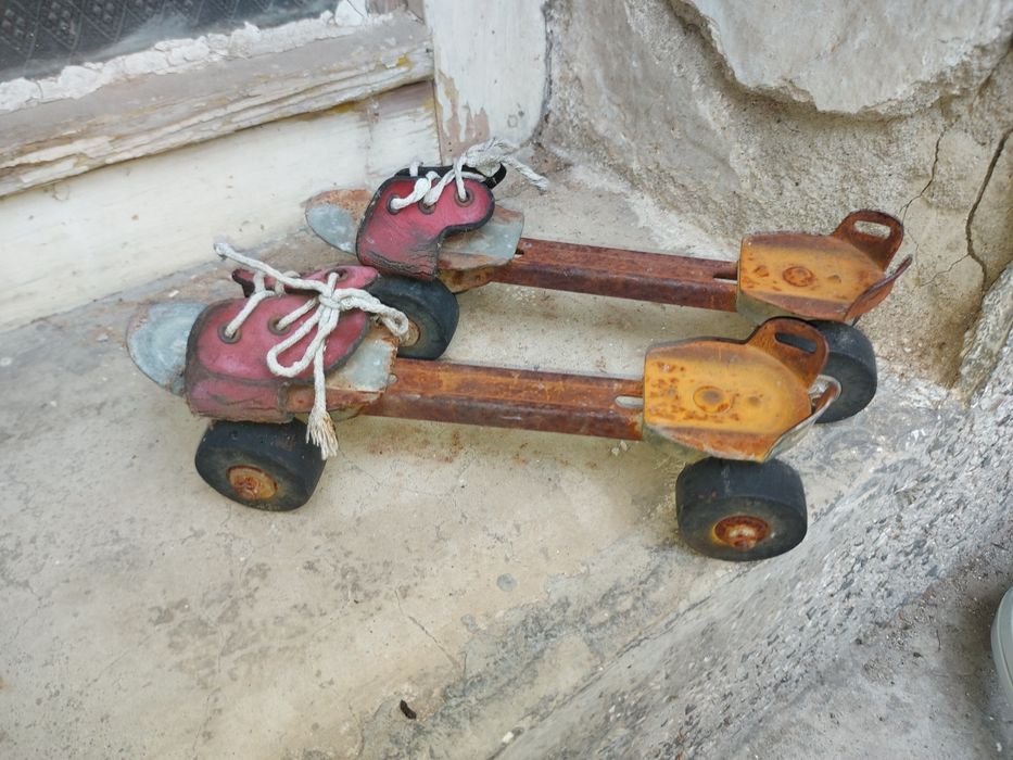 Два броя тигани и менче