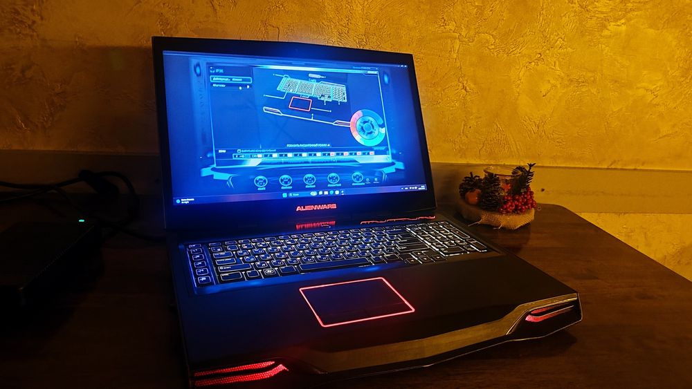 Монстер Бук Alienwear m18x