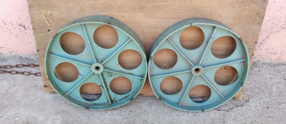 2 пластмасови колела с размери:ф32/6см