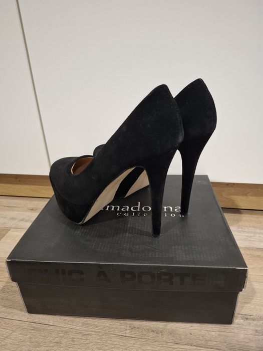 Високи обувки от велур.