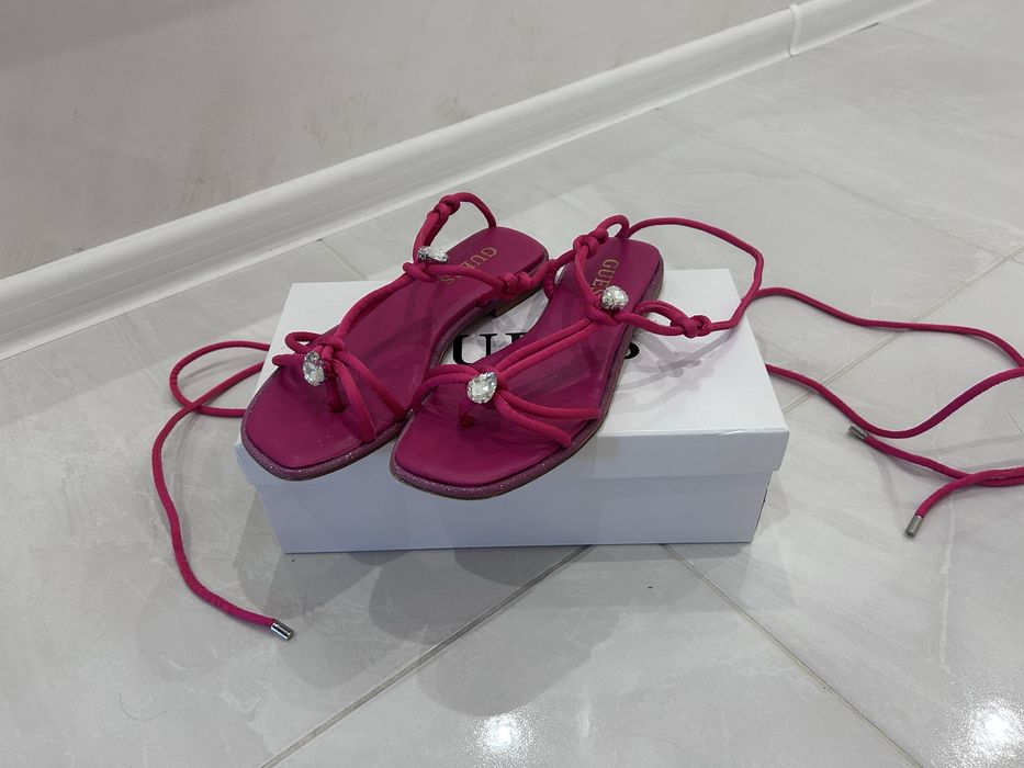 Guess оригинални сандали с връзки!