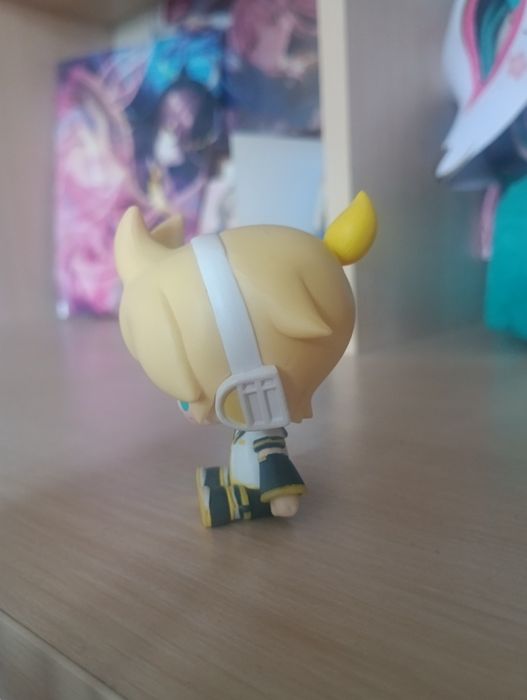 Маленькая фигурка Len