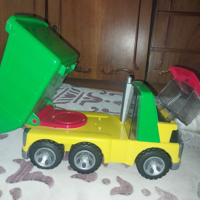 Продам машинку детскую