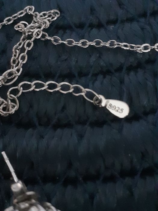 Колие и обеци с камъни