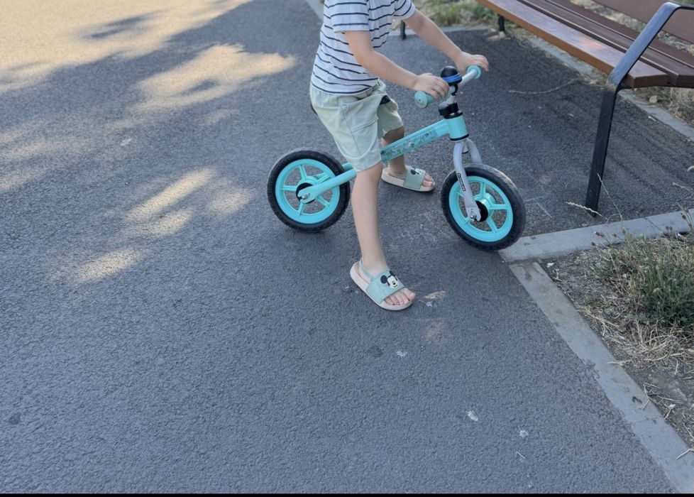 Bicicleta fara pedale potrivita pentru 3-4 ani