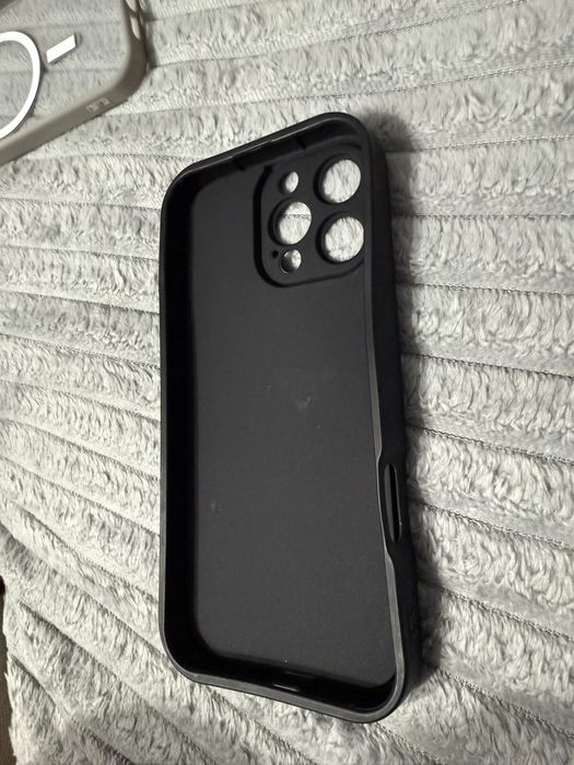 Продам чехол на IPhone 16pro max