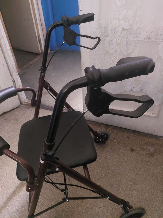 Rolator pe 4 roti pentru persoanele cu handicap