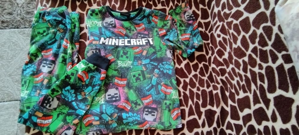 Pijamale catifea subțire, size 8-9 ani