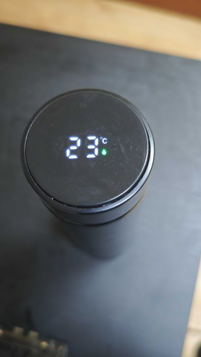 Висококачествен термос с отчитане на температурата.