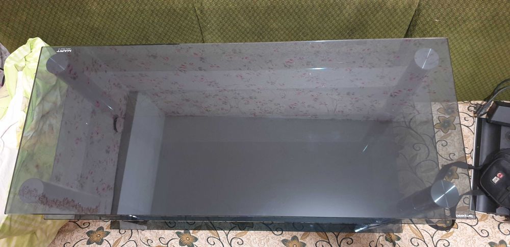 Продам стеклянный  столик под телевизор