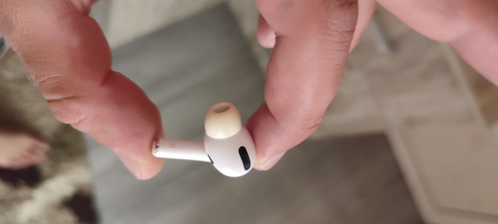 Buna ziua vând airpods pro 2 originale folosite dar într-o stare foarte bună livrez personal.Va mulțumesc.