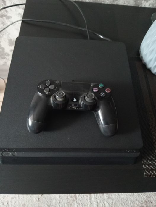 Продам игровую приставку PS4