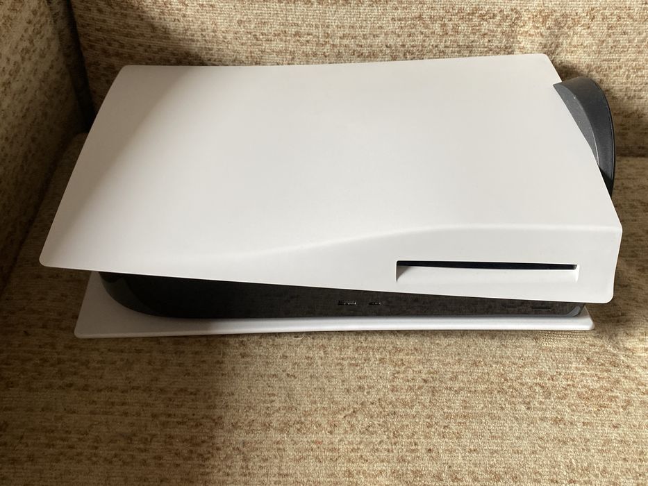 Playstation 5 конзола  8 игри и 2  в акаунта