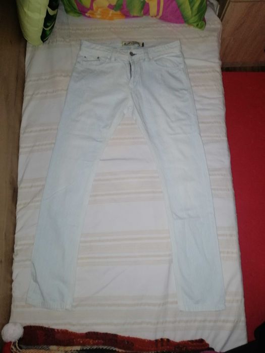 Дънки на сини бяли ленти