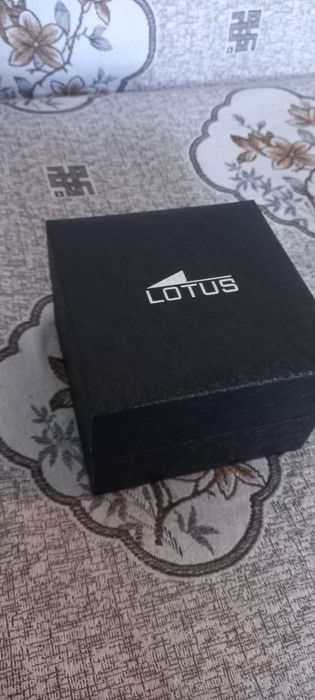 Продам часы новые Lotus
