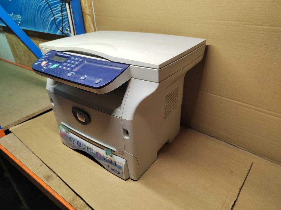 Продавам принтер Xerox с повреда и две пълни касети
