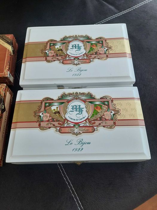 Продавам  кутия за пури за колекции