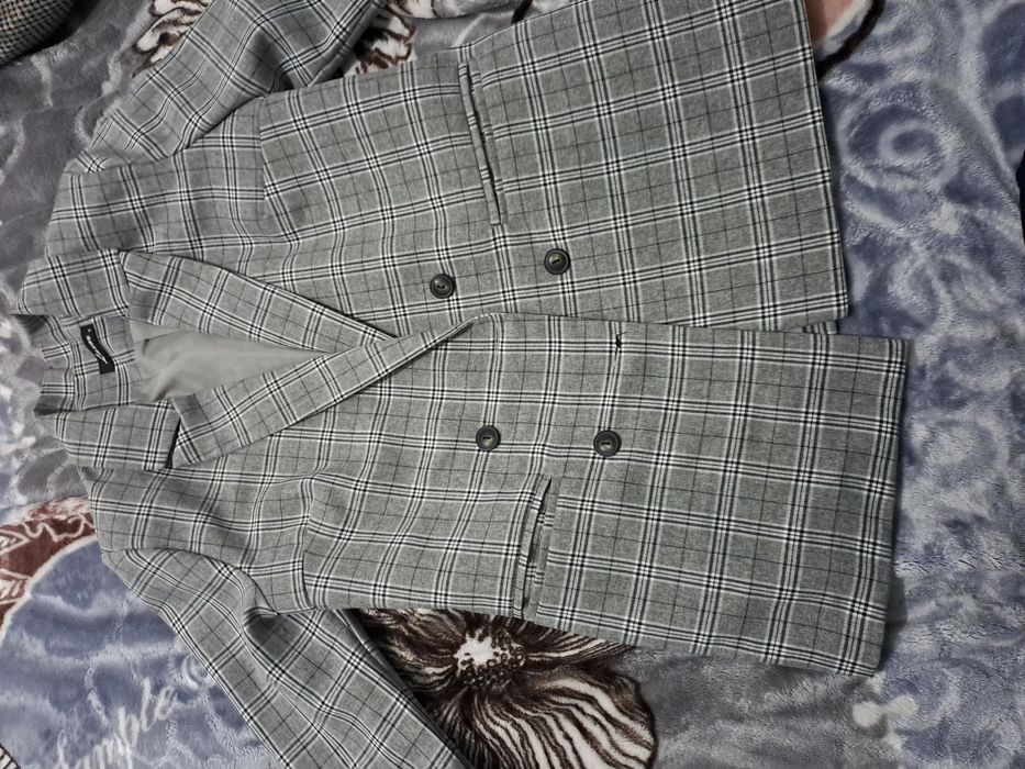 серый костюм в клечатку