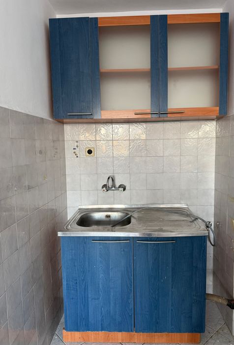 Гардероб с огледало и чекмеджета за антре