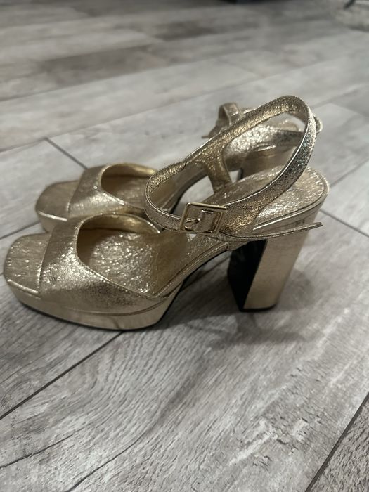 Златни обувки с дебел ток