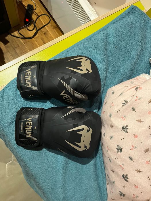 Боксови ръкавици Venum 14oz