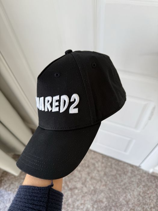 Шапка Dsquared2 в черно и червено