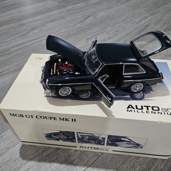 Macheta Auto Colectie 1/18 AUTOart MGB GT COUPE MK II Nicolae