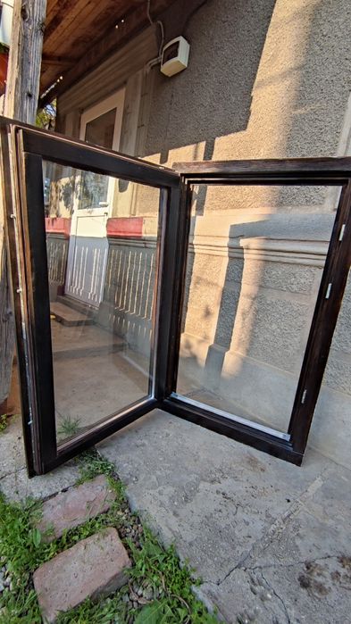 Fereastră termopan din lemn .