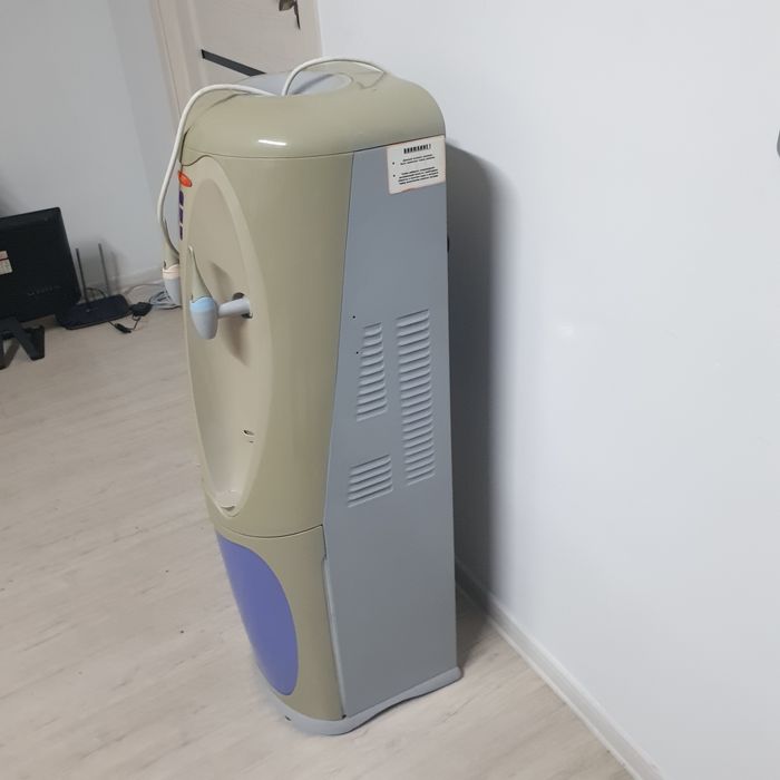 Кулер для бутылочной воды