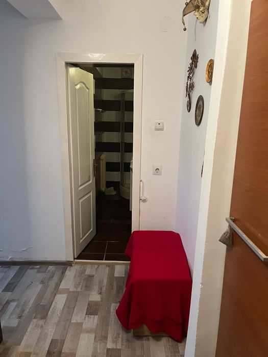 Ofer spre închiriere garsonieră în zona Sens, complet utilată și mobilată. Garsoniera este situată pe strada Intrarea Cireșului, la parter.