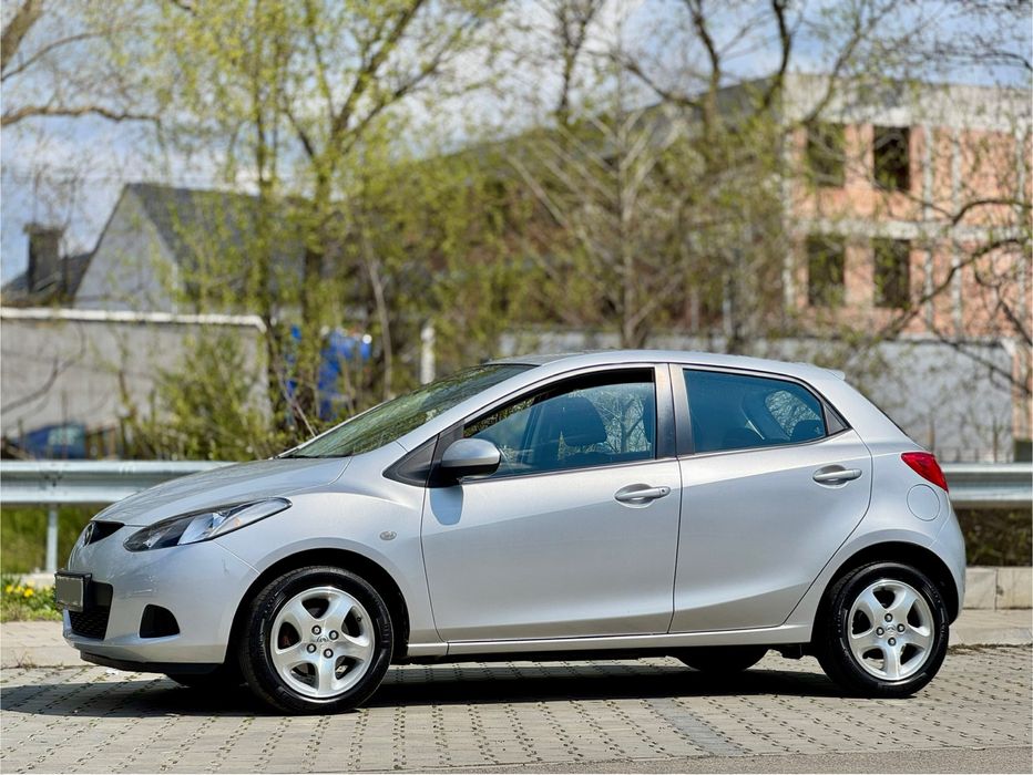 Mazda 2 - 1.4 benzina - 4 usi + Klima - Impecabila - Km putini