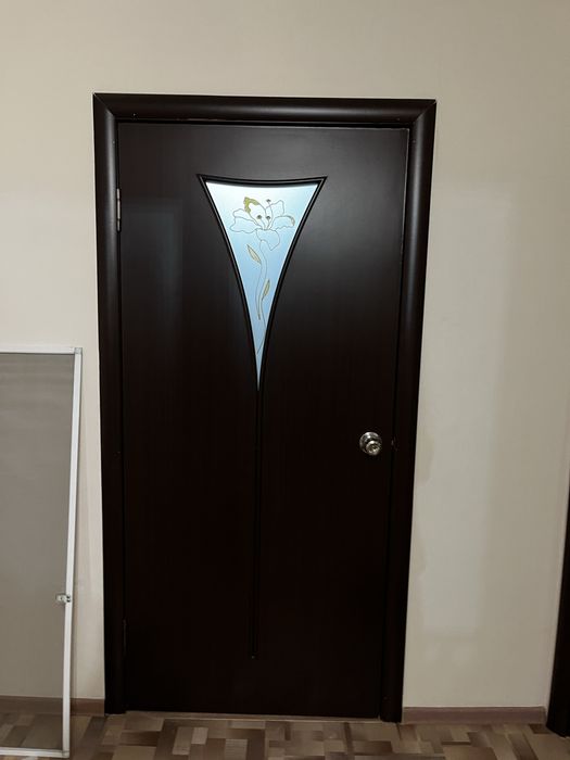 Двери с косяком и замком