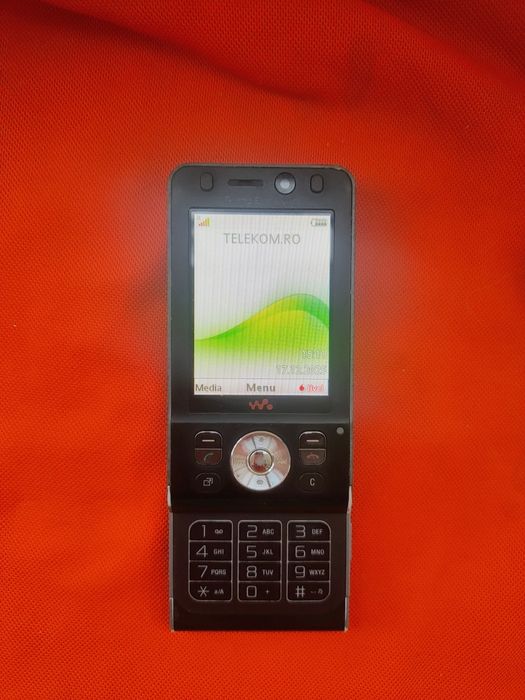 Sony Ericsson w890i + dock+incarcator ( orice rețea)