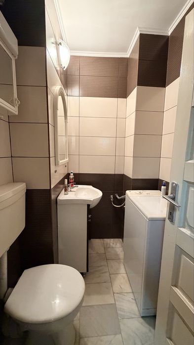 Se oferă spre vânzare un apartament cu 3 camere, situat în centrul municipiului Beiuș, pe Aleea Moților – Esplanada
