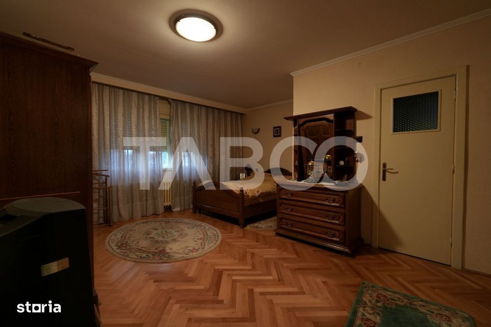 Casa individuala de vanzare cu 5 camere 2 balcoane zona Centrala