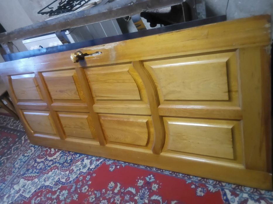 Продам входную деревянную дверь
