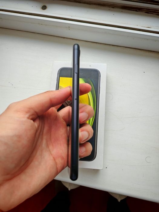 Iphone SE 128гб сатылады.