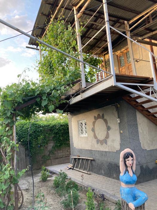 Дом на земле,двухэтажный большой. uy sotiladi.Уй сотилади