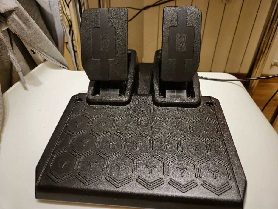 Волан Thrustmaster T128 с педали в перфектно състоятние (PC и XBOX)