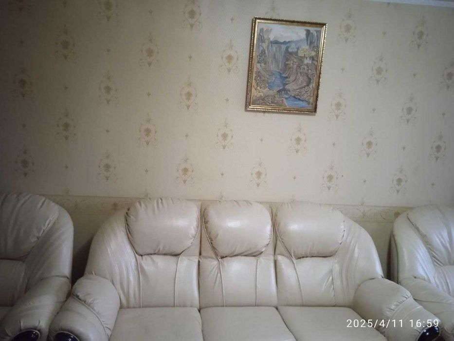 Диван кожанный белый с двумя креслами