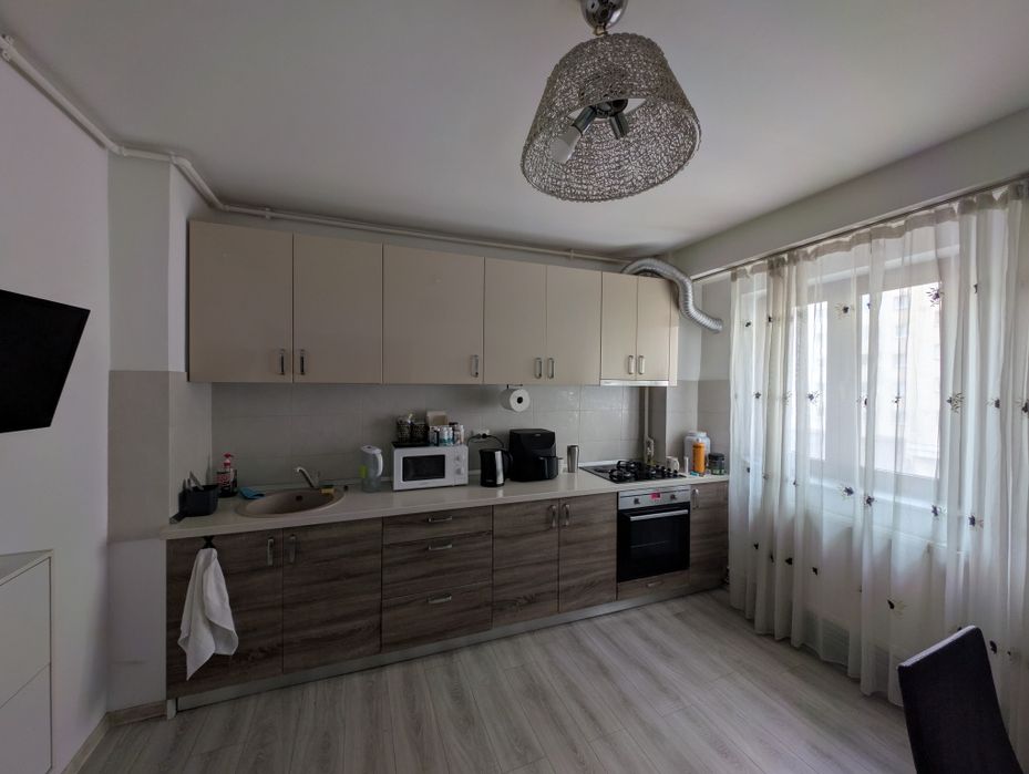 Camera de închiriat în apartament cu 2 camere