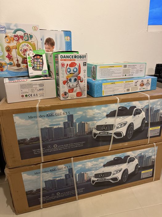 Lot jucării pentru copii – 2 mașinuțe Mercedes electrice + jucării interactive