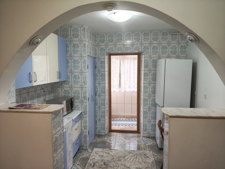 De inchiriat apartament 3 camere et.1  in Obcini.