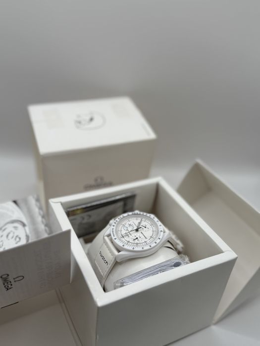 Bu saat Swatch x Omega “Mission to the Moonphase” (Snoopy)