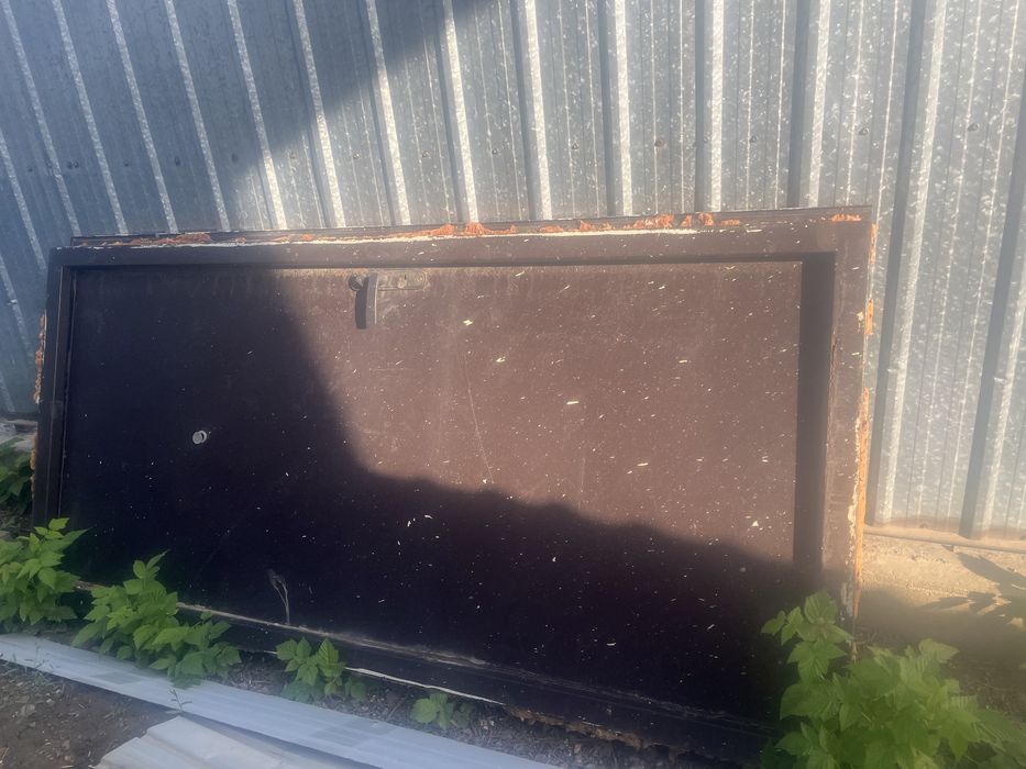 Продам металический дверь