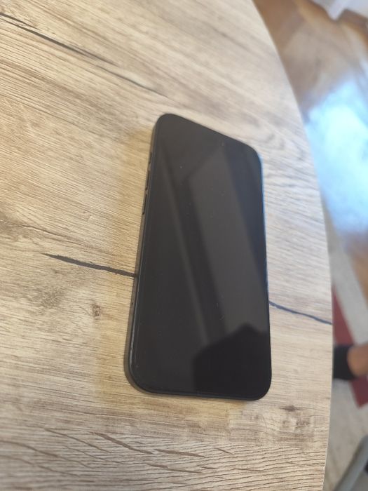Vând iPhone 16 folosit, în stare foarte bună, huse cadou